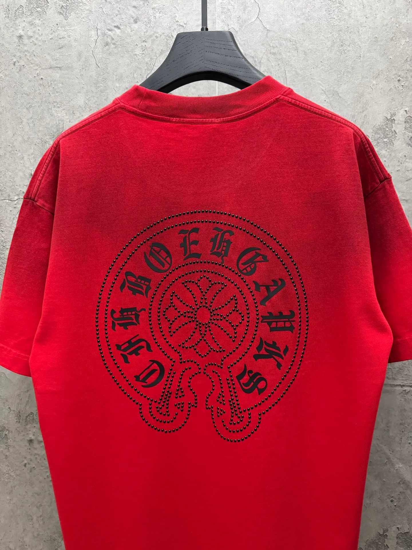P210 top version, real shot without P, ​​different from market currency) 𝗖𝗵𝗿𝗼𝗺𝗲 𝗛𝗲𝗮𝗿𝘁𝘀/Croxin 2026 Spring New Original Single Counter American Washed Ding Lettering Film Embroidered Couple Short Sleeves 👑The highest version! Customized fabric 320 grams, washed and fried, spray horse slip craft, best-selling model at the counter, very comfortable to wear. Accessories: original molded and authenticated collar label ➕ 100% silk wash label. Genuine purchase-grade original hangtag➕matching hanging rope➕3D hanging beads➕original packaging bag. Craftsmanship: The original version has consistent wiring! The highest version of the armhole matching technique! Color: Red Black Size: M L XL 2XL Style No.: 2062